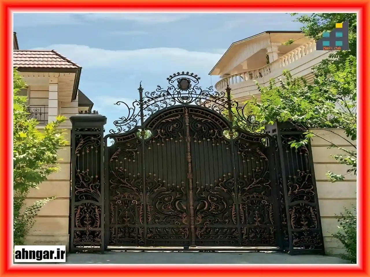 بررسی درب حیاط