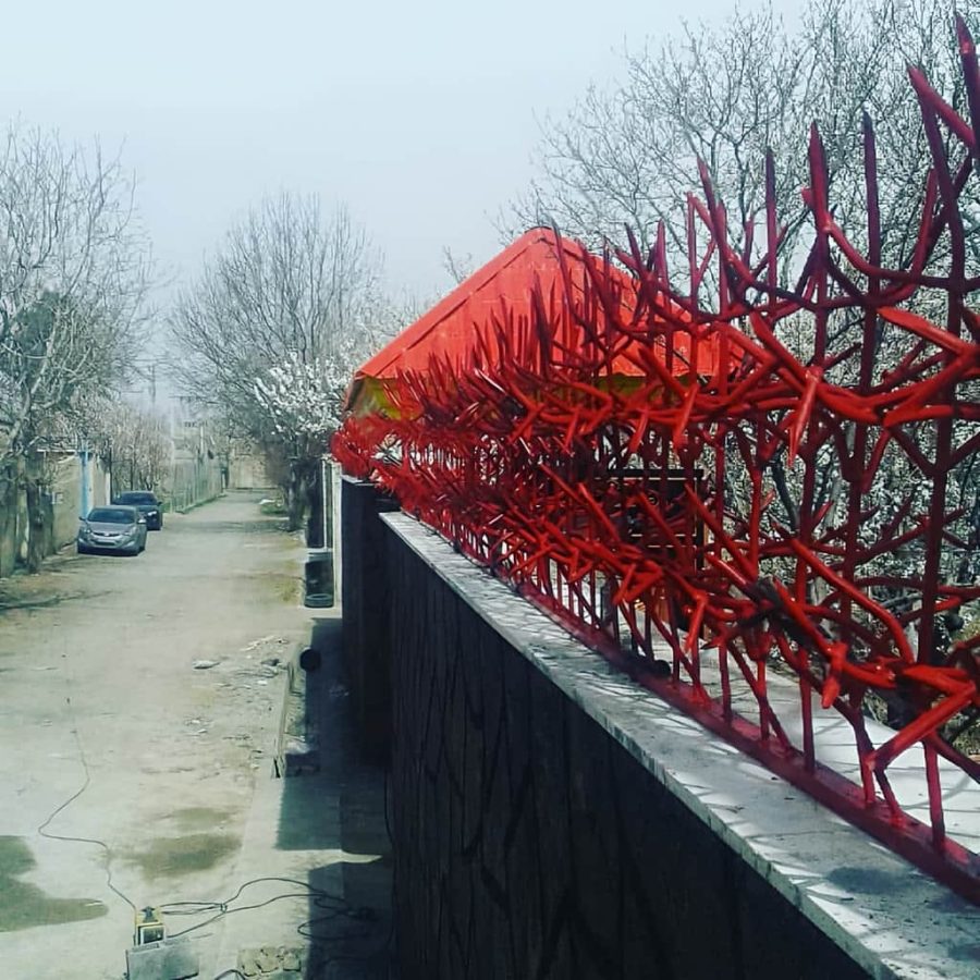 حفاظ فلزی روی دیوار