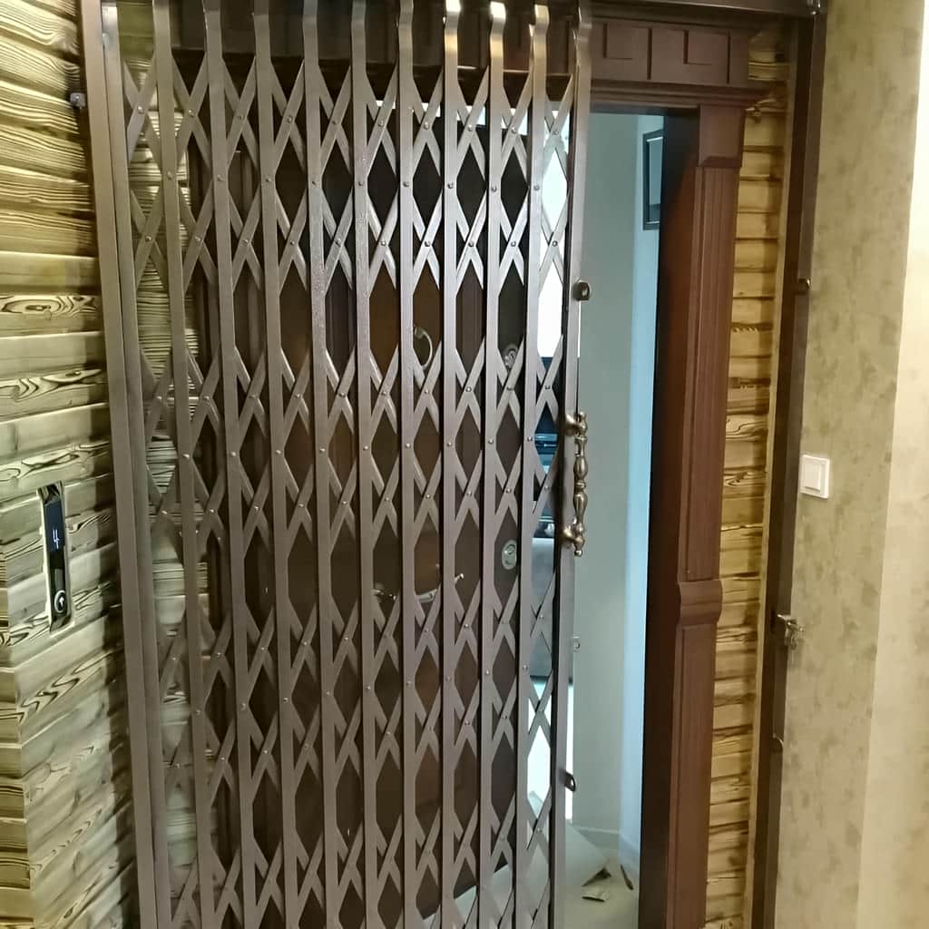 نصب درب آکاردئونی دو گل در کرمان