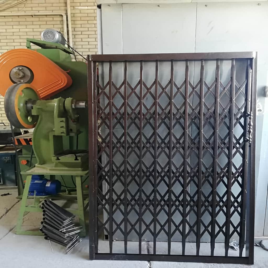 نصب درب آکاردئونی دو گل در استان مازندران