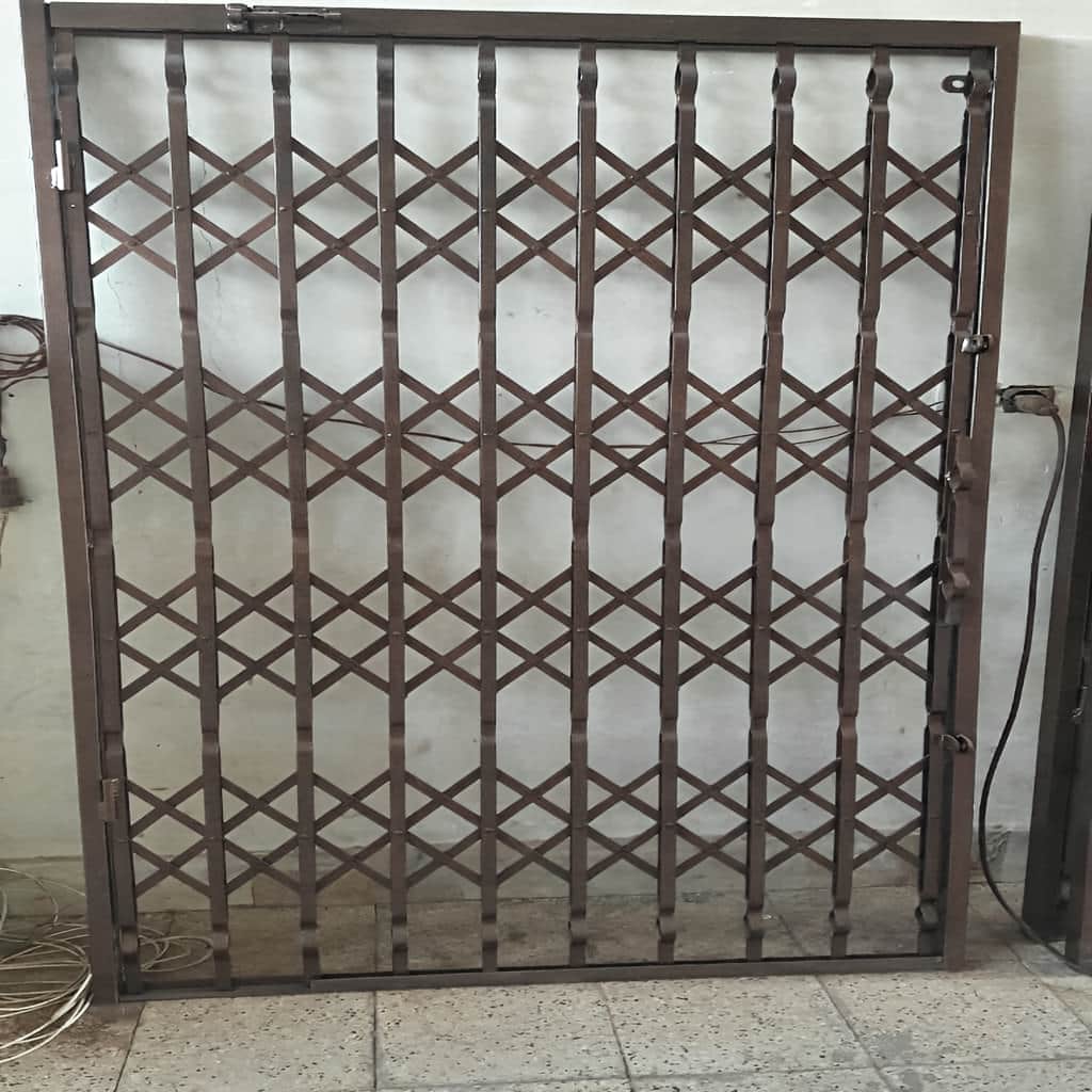 نصب درب آکاردئونی چهار گل در لواسان