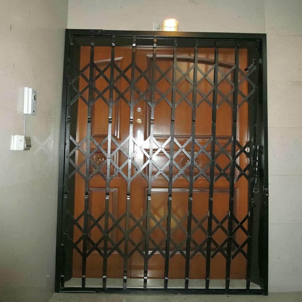 درب آکاردئونی در همدان