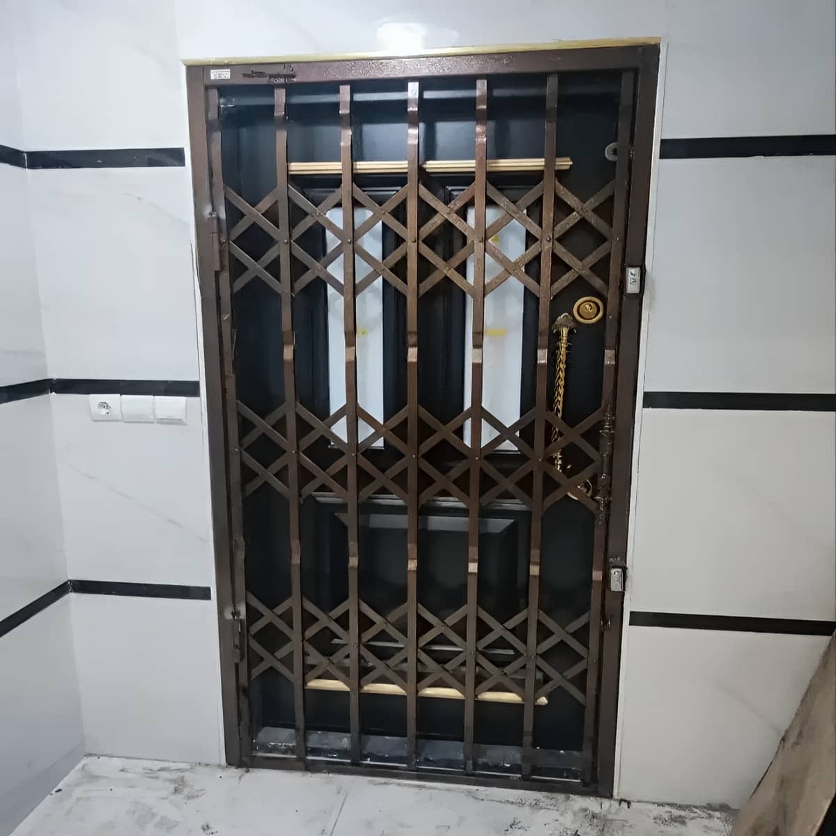درب آکاردئونی در کرمان