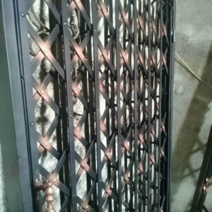 درب آکاردئونی در قائمشهر