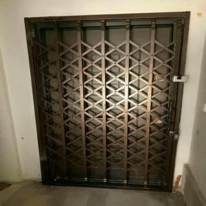 درب آکاردئونی در بندر لنگه