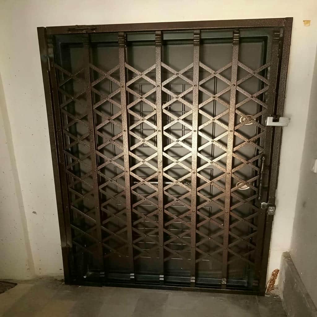 درب آکاردئونی در بندر لنگه