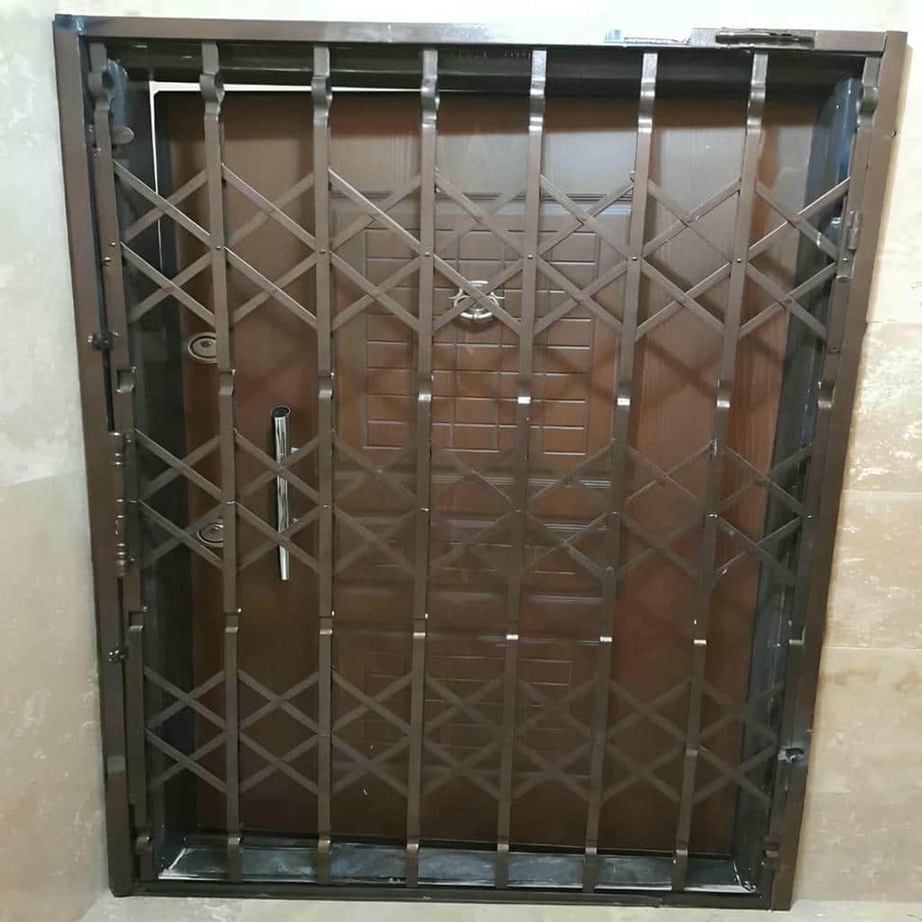 درب آکاردئونی در زاهدان