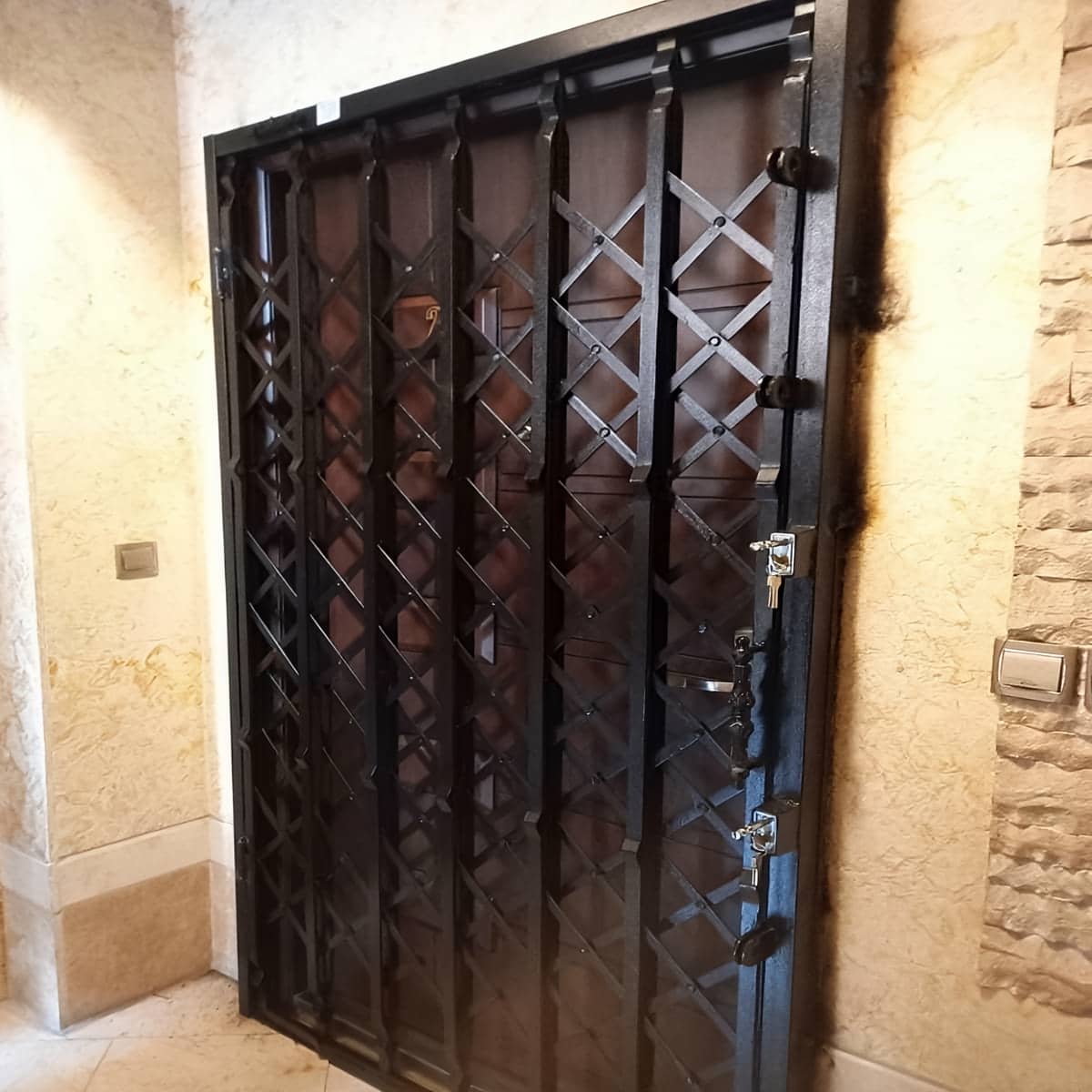 درب آکاردئونی در خرم آباد