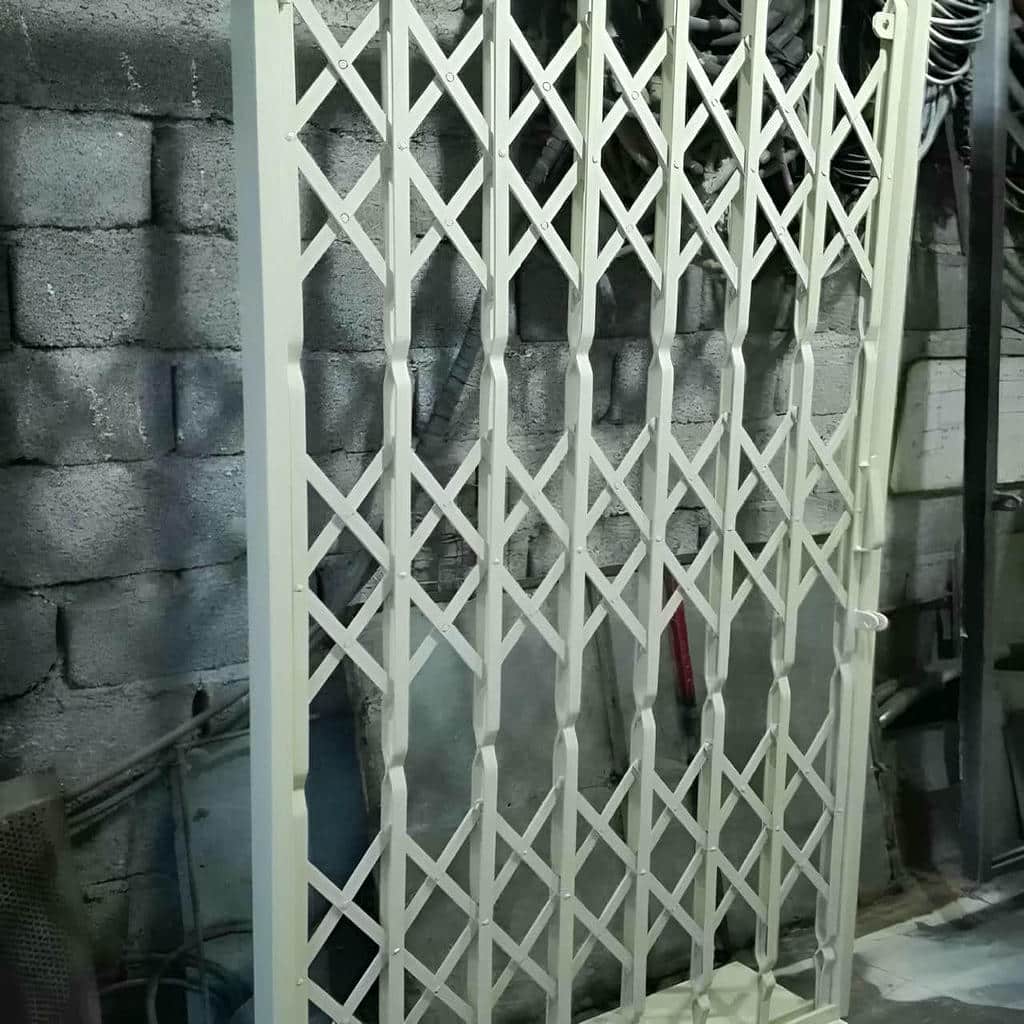 درب آکاردئونی در بندر چابهار