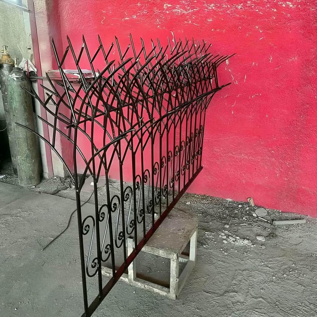 نصب حفاظ شاخ گوزنی دیواری رنگ ضدزنگ در گرگان