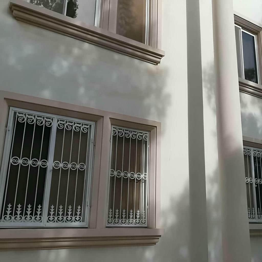نصب حفاظ پنجره فلزی مدرن در آبسرد