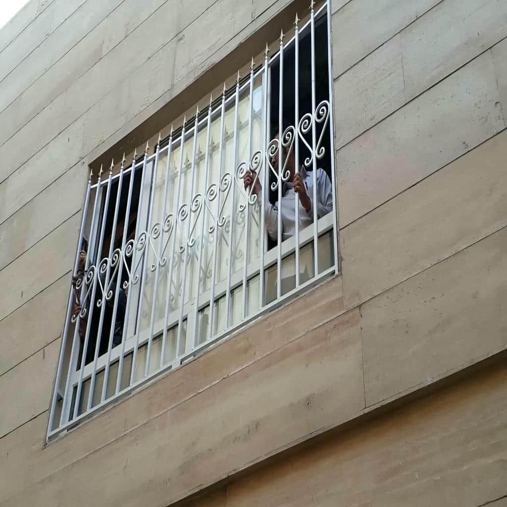 نصب حفاظ پنجره فلزی فرفورژه در یزد