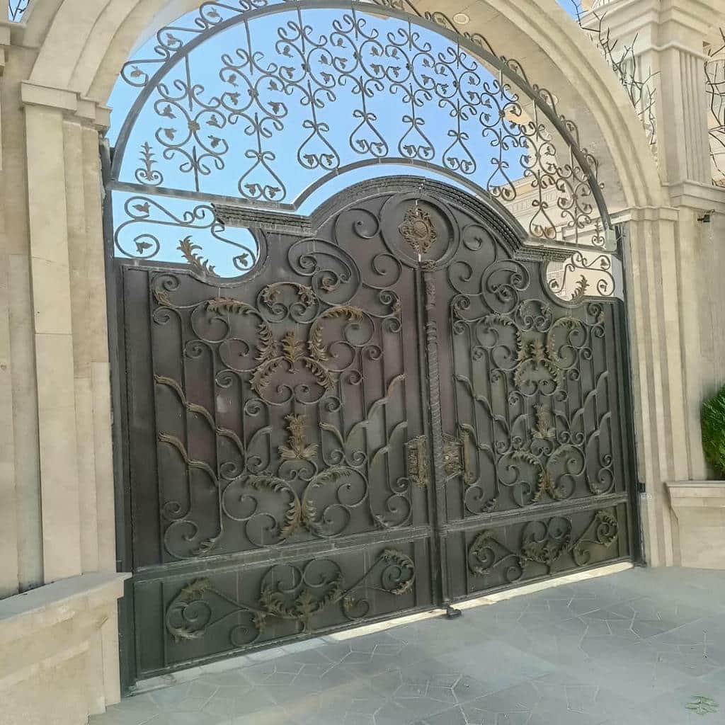 نصب درب پارکینگ حیاط فرفورژه در شیراز