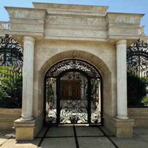 درب پارکینگ حیاط در باغ عباس‌آباد