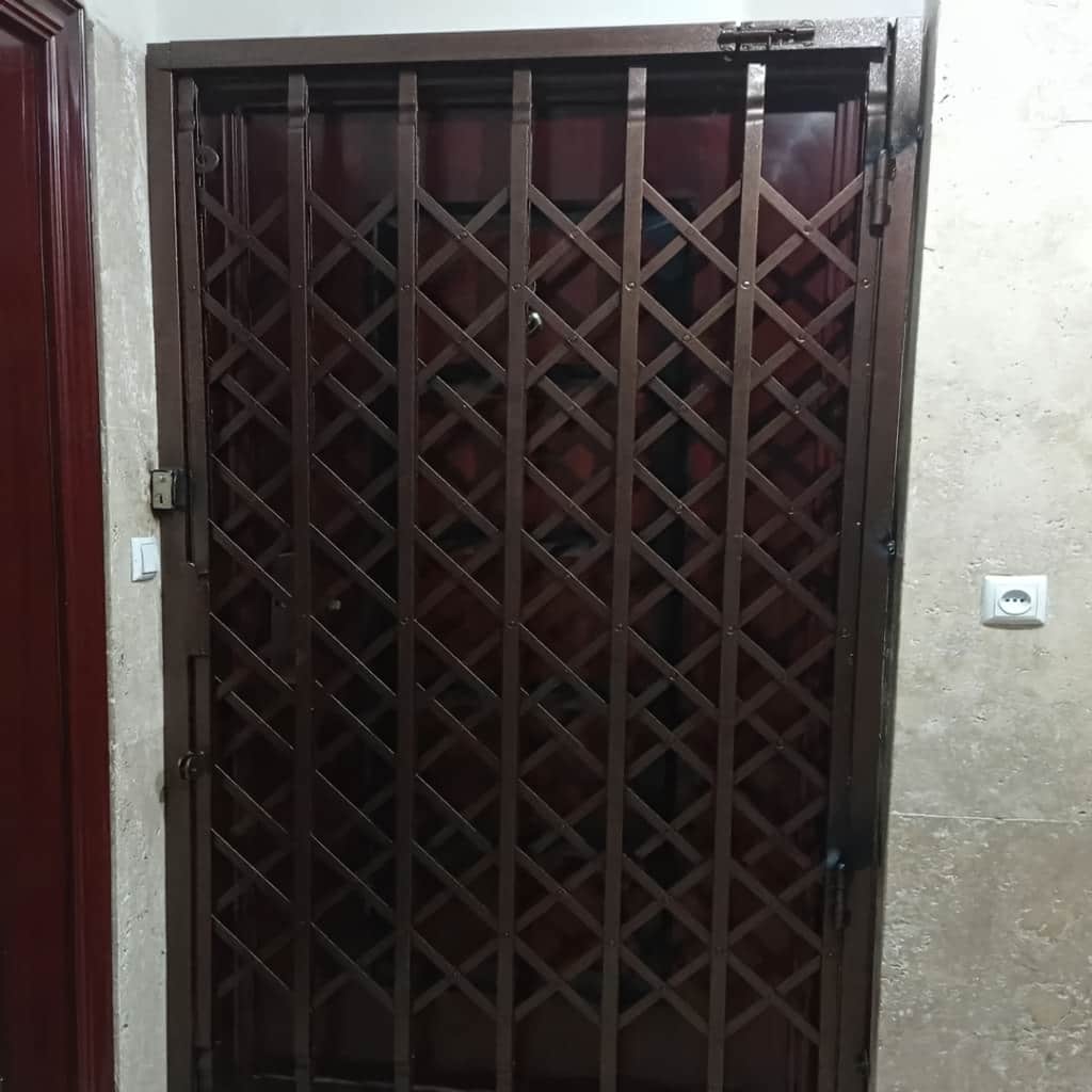 محافظ درب ورودی آپارتمان با مدل لولایی بازشو
