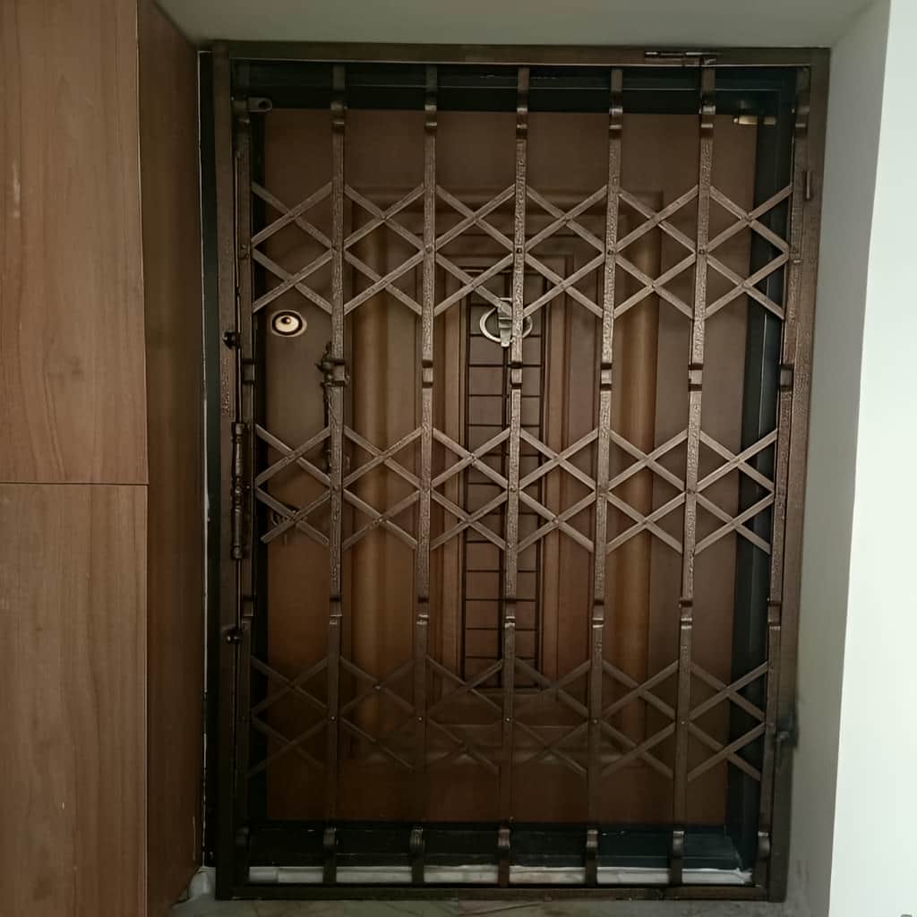 درب آکاردئونی با ریل روان برای حرکت مدل سه گل