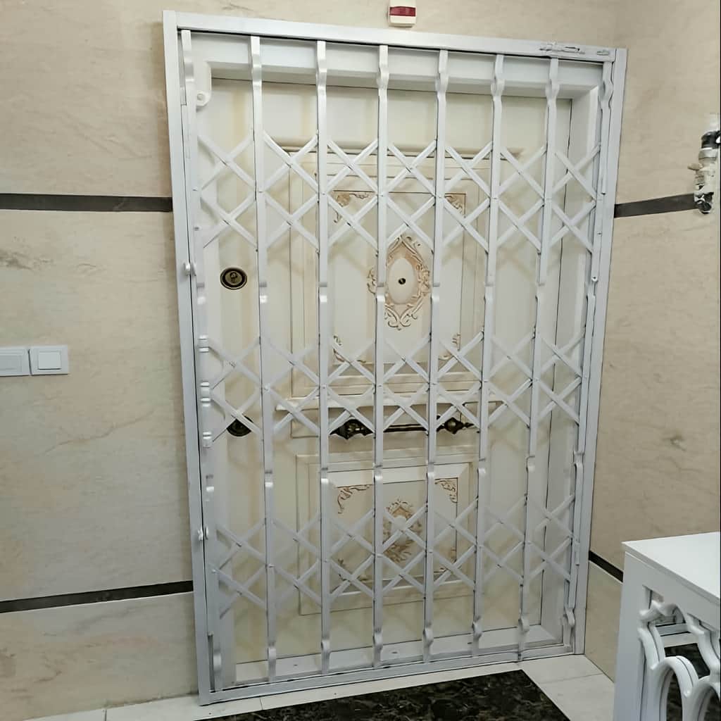 درب آکاردئونی با رنگ مقاوم روی تسمه های فلزی