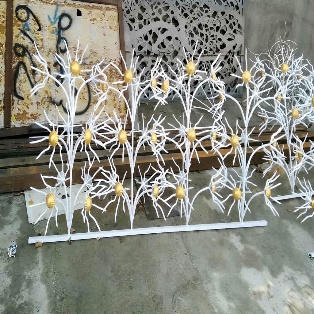 حفاظ روی دیوار با پایه محکم روی تاج دیوار