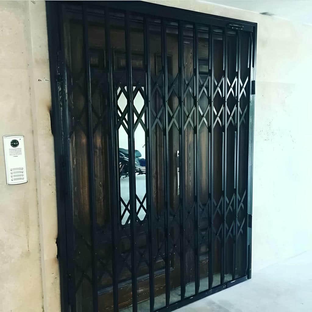 درب آکاردئونی با رنگ مقاوم روی بدنه