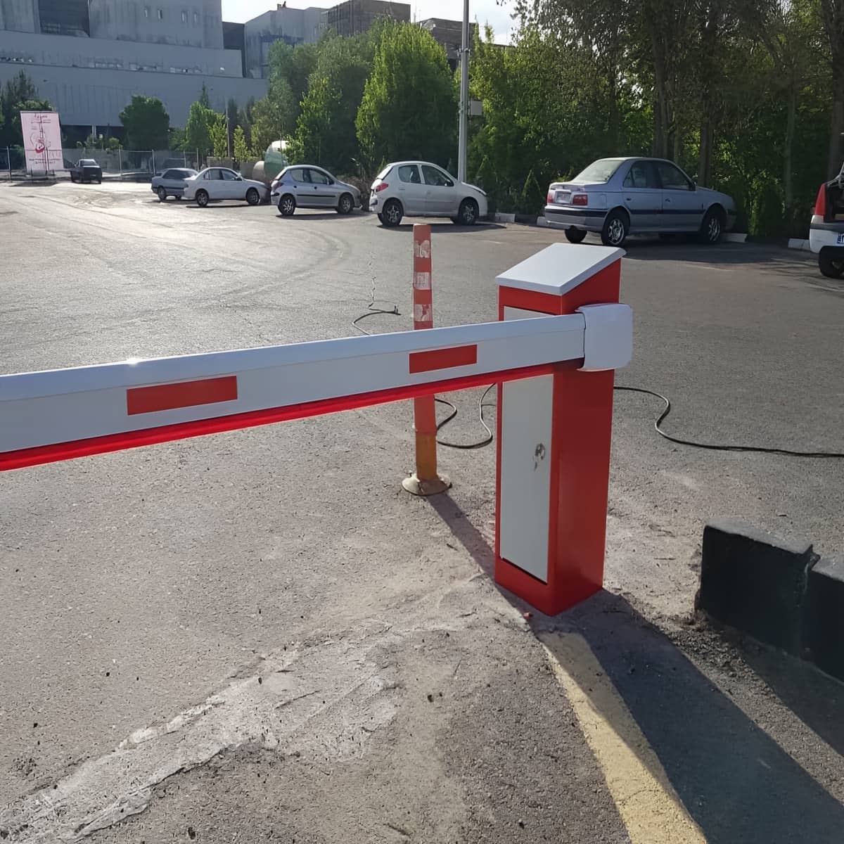 راهبند پارکینگ خانگی با ریموت کنترل برای عبور خودروهای مجاز