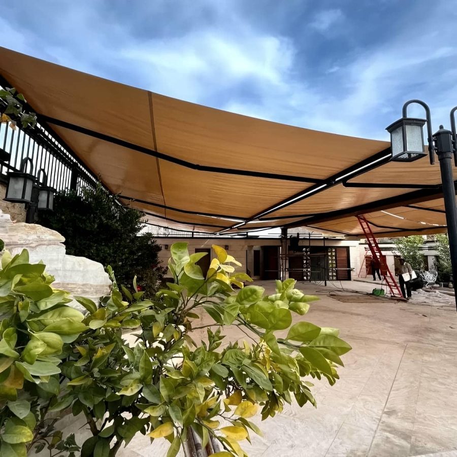 سایبان برقی و سایبان چتری با نصب دیواری و پوشش خطی نما
