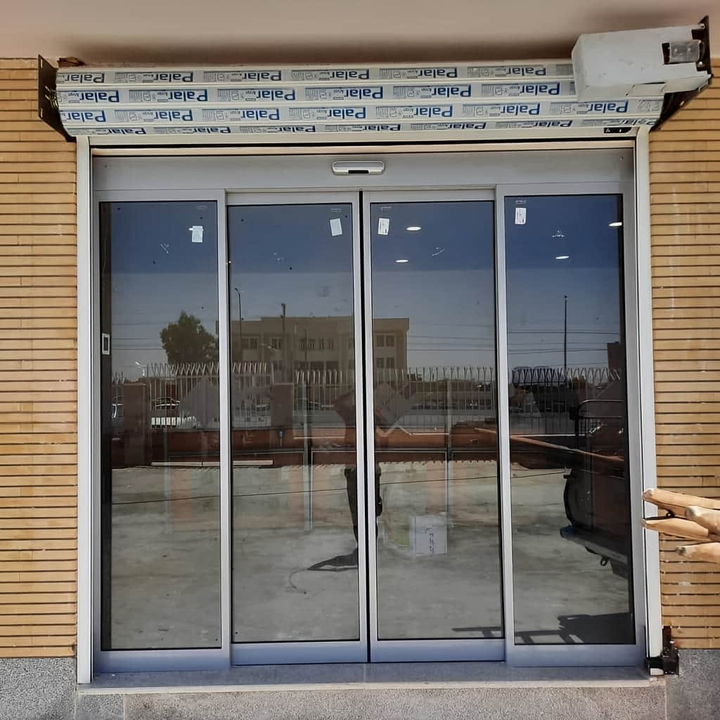 درب شیشه ای اتوماتیک لولایی با فریم استیل براق