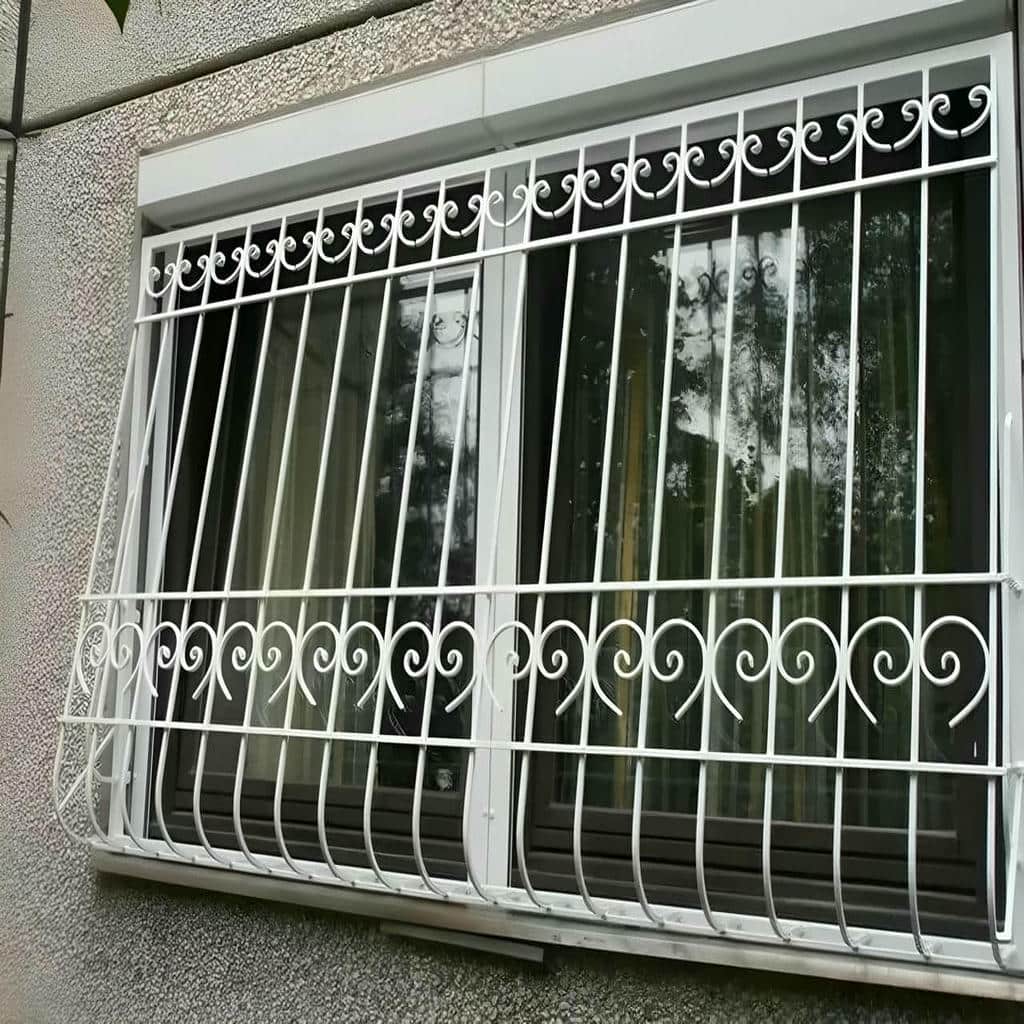 حفاظ پنجره فلزی با میله های مستحکم و منظم