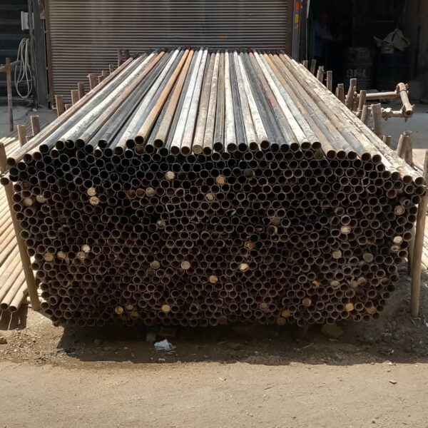 داربست فلزی جلوی هیئت با پارچه مشکی نصب شده