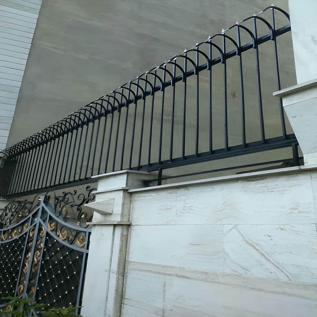 حفاظ دیواری با پایه مقاوم روی تاج دیوار