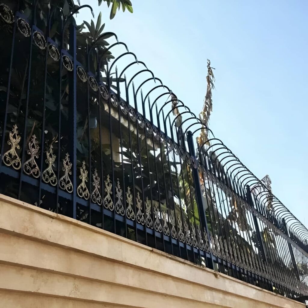 حفاظ دیواری با نوک های تیز