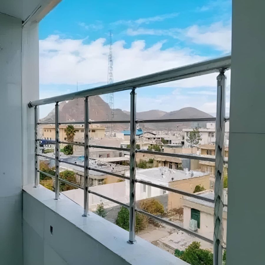 نرده استیل تراس با اجرای عمودی دقیق