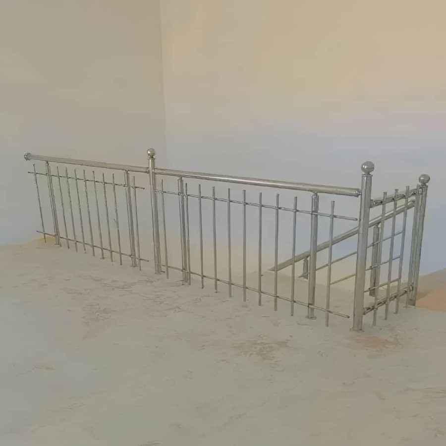 نرده استیل سفارشی با رنگ نقره ای براق