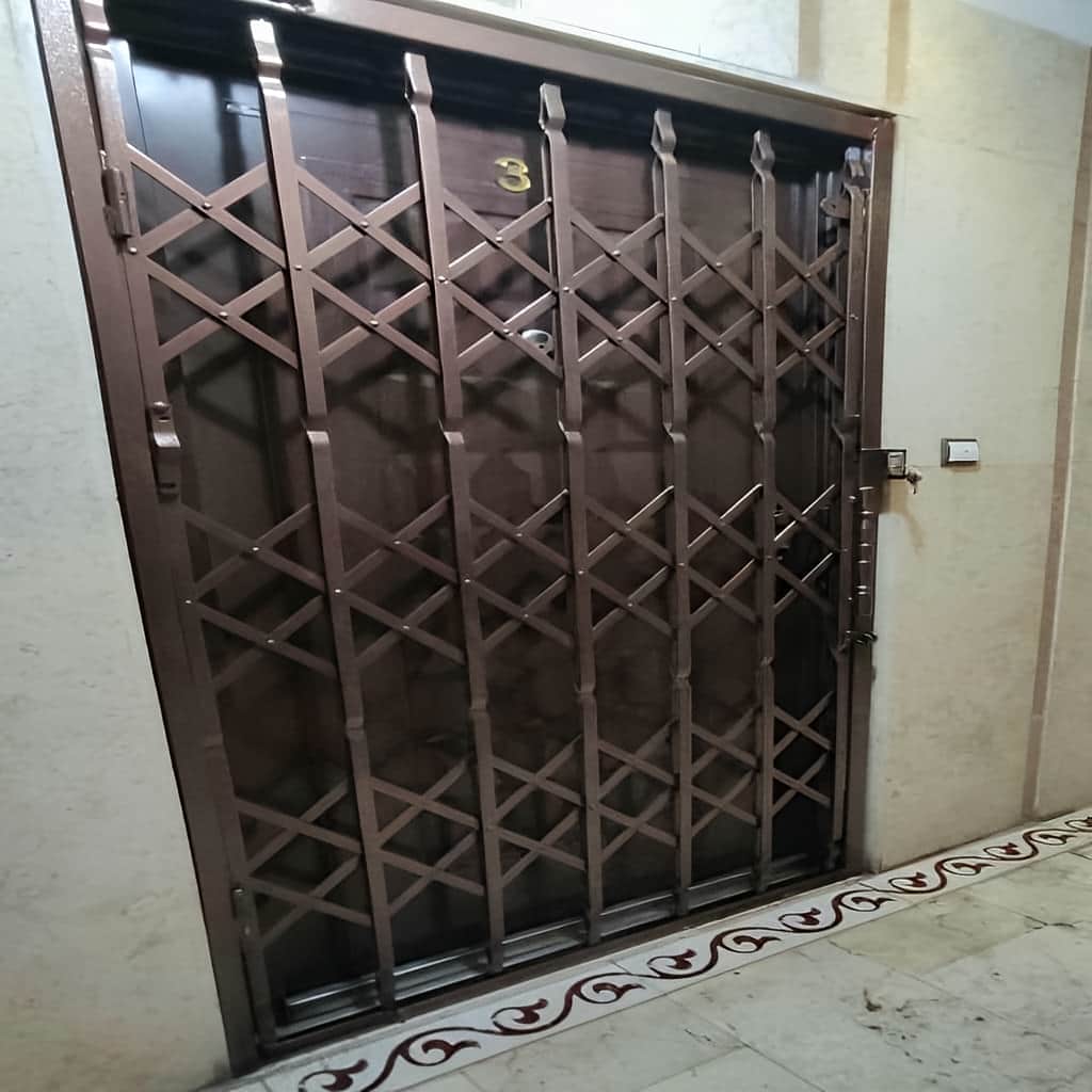 نصب حفاظ آکاردئونی آهنی سه لوزی روی چهارچوب