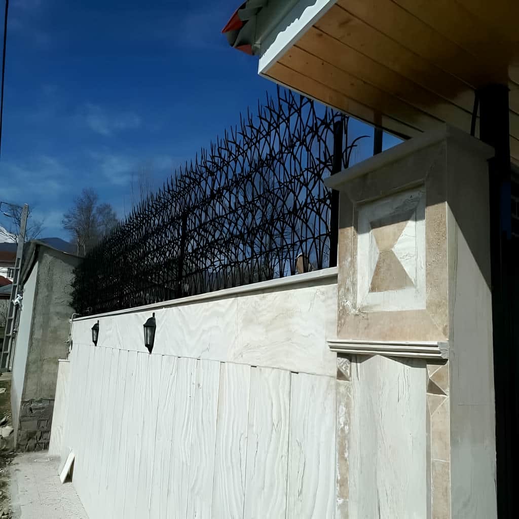 مدل قوسی حفاظ آبشاری در مقایسه با طرح خطی