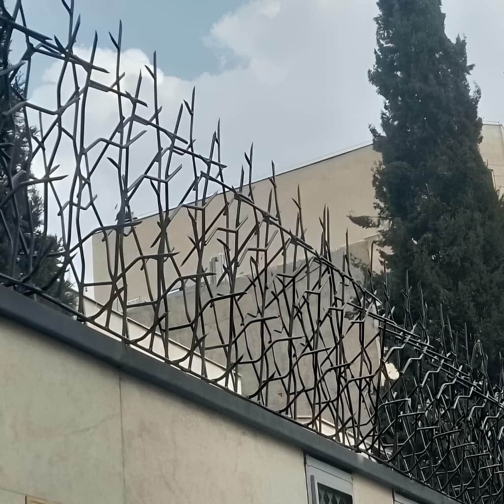 حفاظ دیوار بلند ضد سرقت پرتراکم در مقایسه با مدل سبک