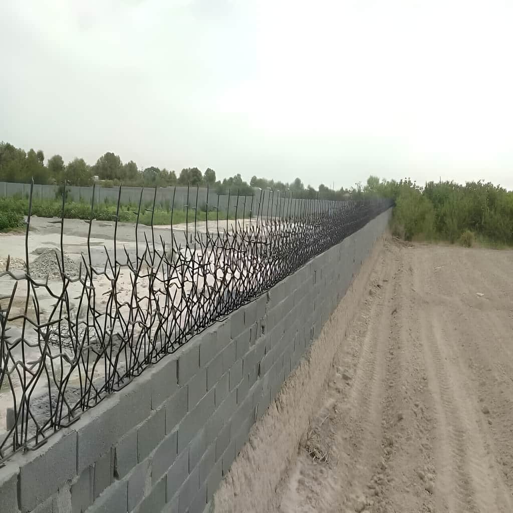 حفاظ روی دیوار باغ پرتراکم در مقایسه با مدل خطی