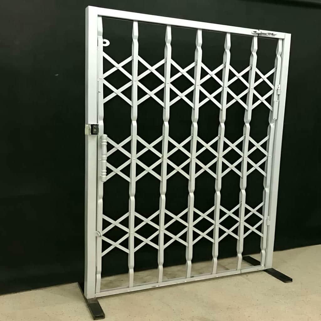 اجرای درب آکاردئونی مشکی اداری داخل قاب