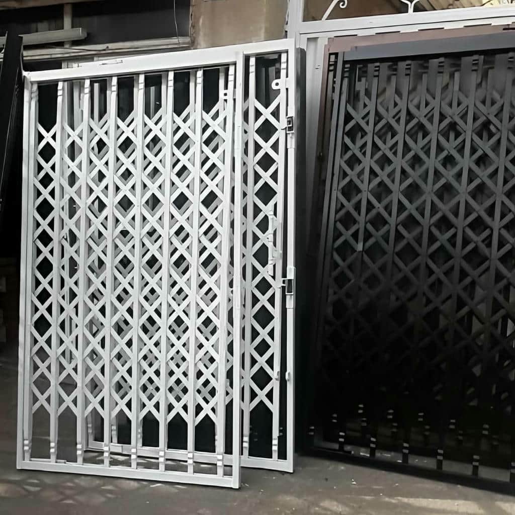 اجرای حفاظ پشت درب آپارتمان ریلی داخل قاب