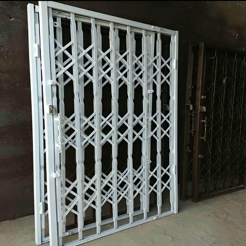 مقایسه درب آکاردئونی سلطنتی گل مرکزی و پرگل