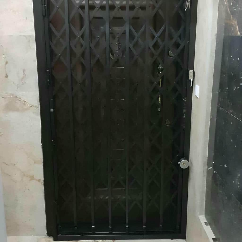 اجرای درب آکاردئونی سفید طلایی داخل قاب