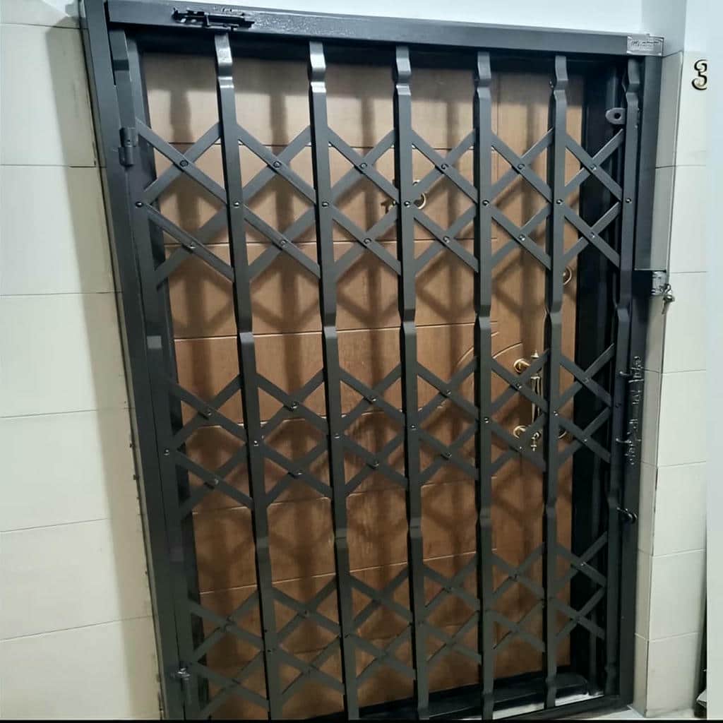 اجرای حفاظ درب آپارتمان ضد دیلم داخل قاب