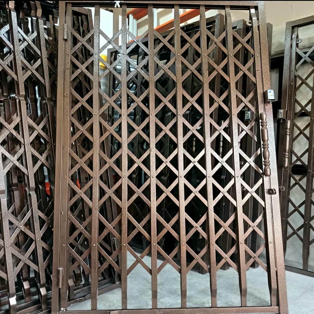 مقایسه درب آکاردئونی شیک قفل دار سه‌گل و پنج‌گل