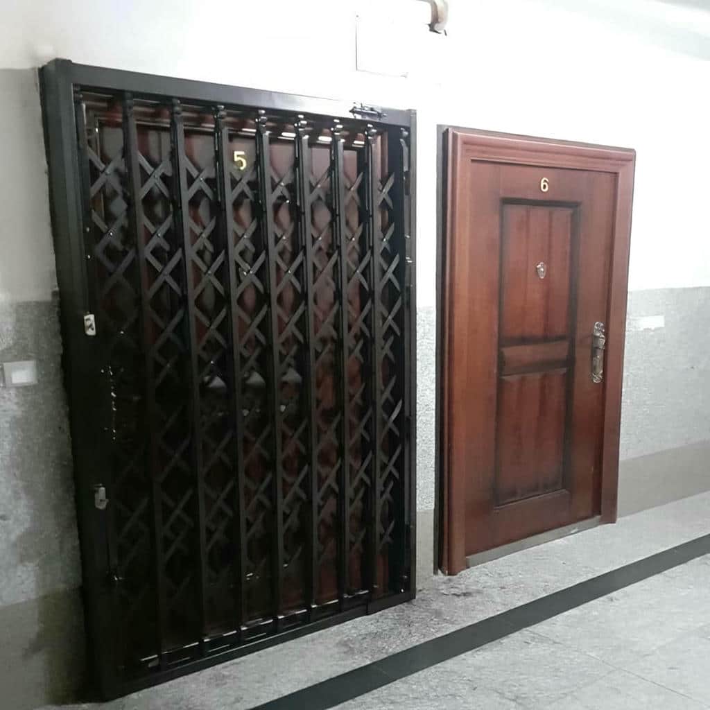 نصب حفاظ آکاردئونی کم جا راهرو روی چهارچوب