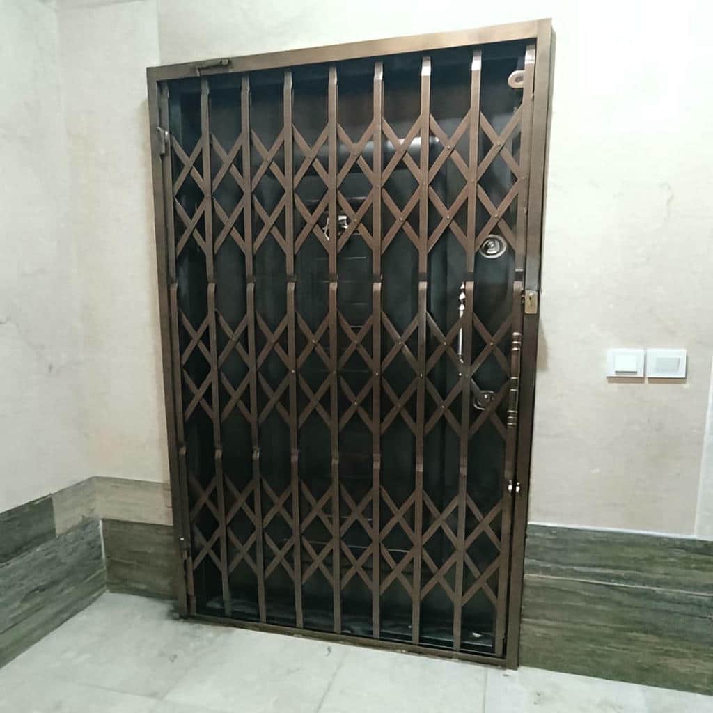 سفارش درب آکاردئونی مشکی طلایی طرح پرکار