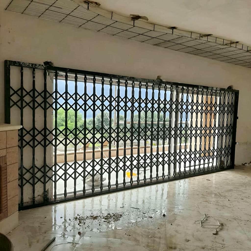 نصب درب آکاردئونی مدرن مشکی روی چهارچوب