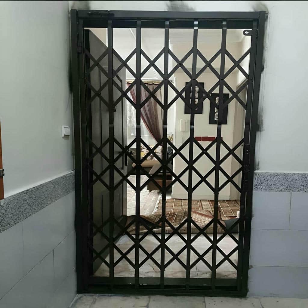 نصب درب آکاردئونی برای واحد اداری روی چهارچوب