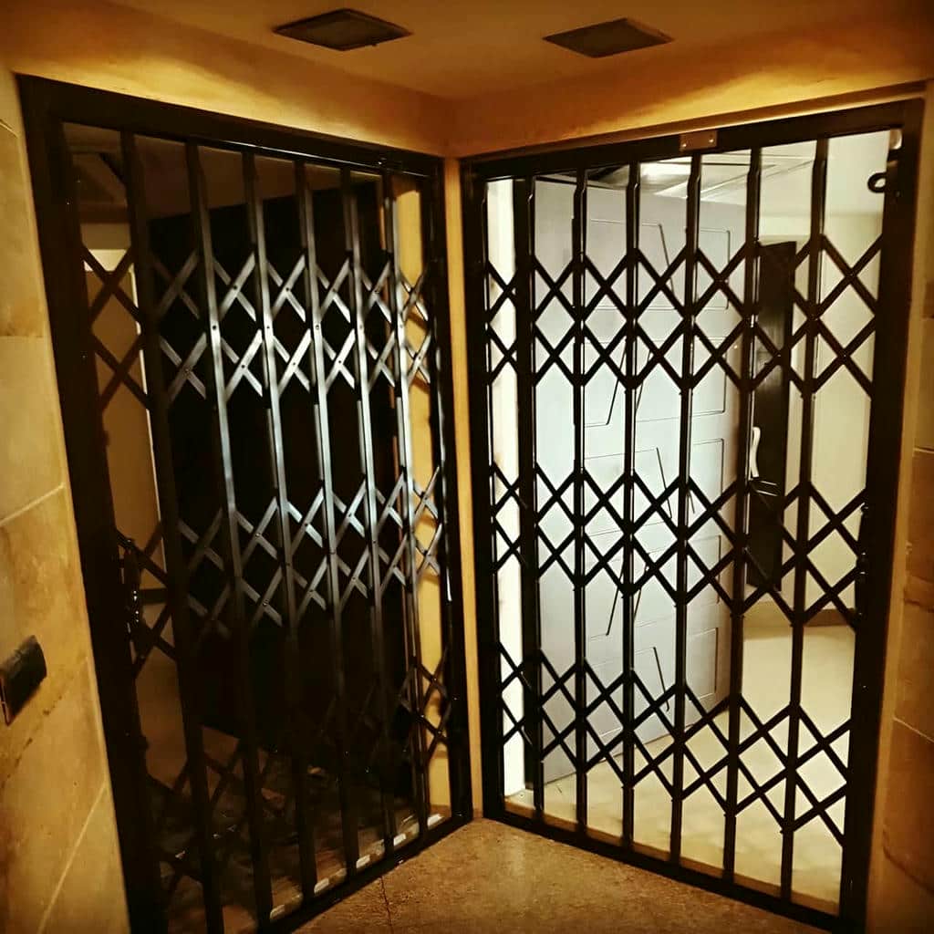 اجرای حفاظ آکاردئونی درب واحد مسکونی مدل دوطرفه