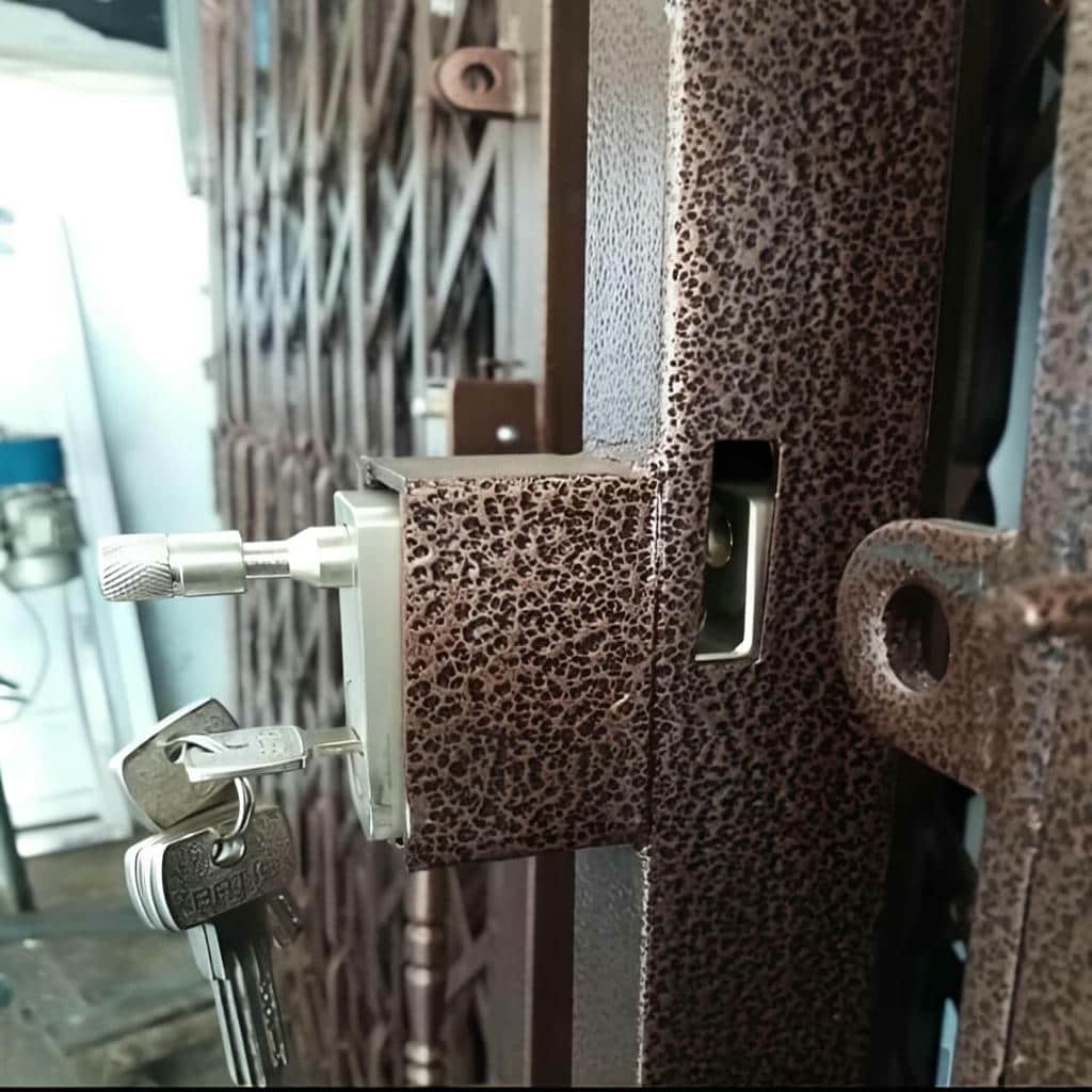 نصب درب آکاردئونی تسمه پهن آهنی یک‌طرفه