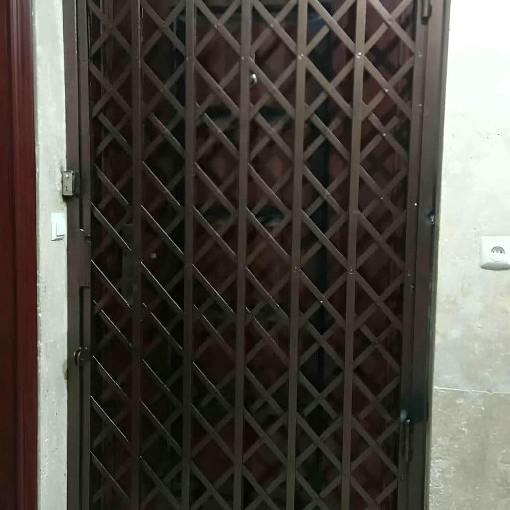 نصب درب حفاظ فلزی ورودی واحد روی چهارچوب