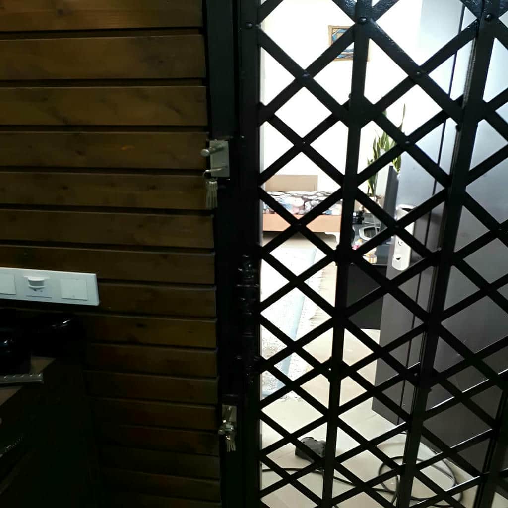 فروش درب آکاردئونی ضد سرقت آپارتمان طرح ساده و خم‌دار